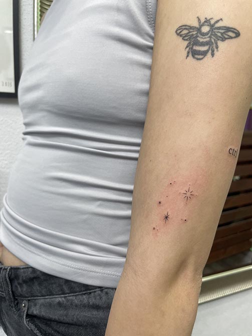 Tatuaje-estrellas-brazo-pequeño (1)