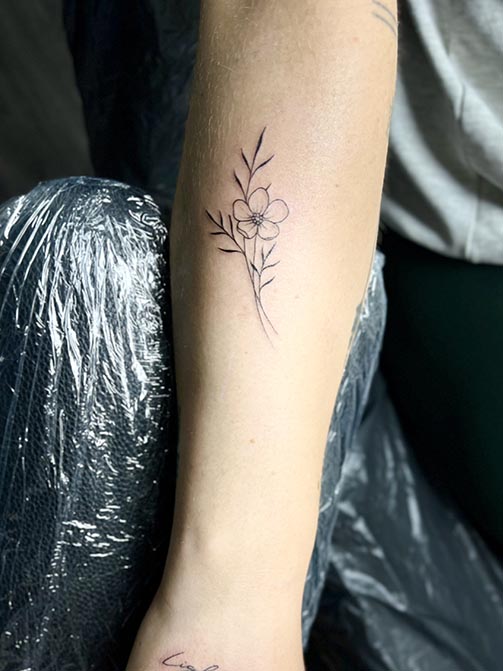 Tatuajes de flores y su significado, flor de cerezo en el antebrazo