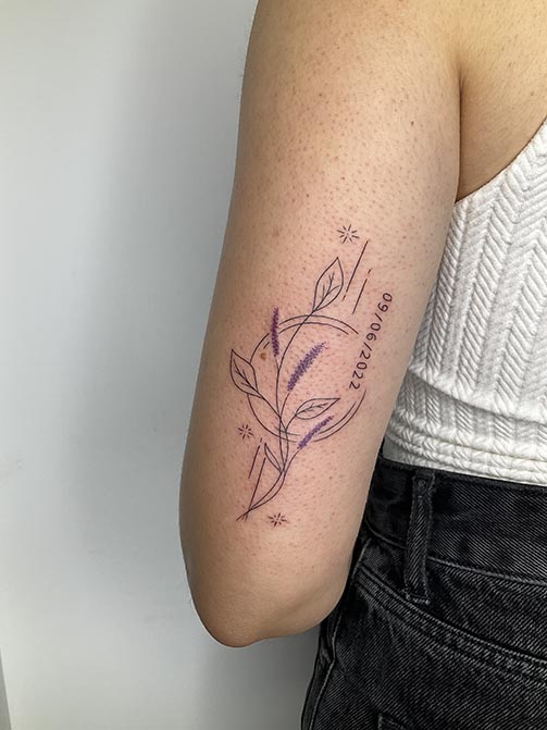 Tatuaje de flores con significado, lavanda en el brazo