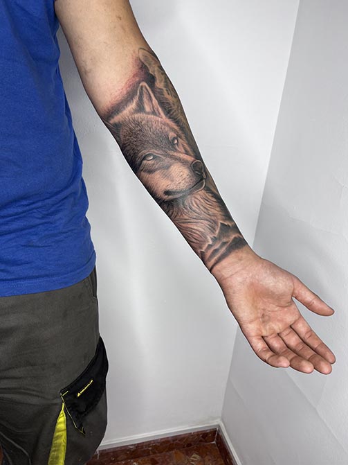 Tatuaje para hombre con significado de fuerza y superación, lobo en el antebrazo