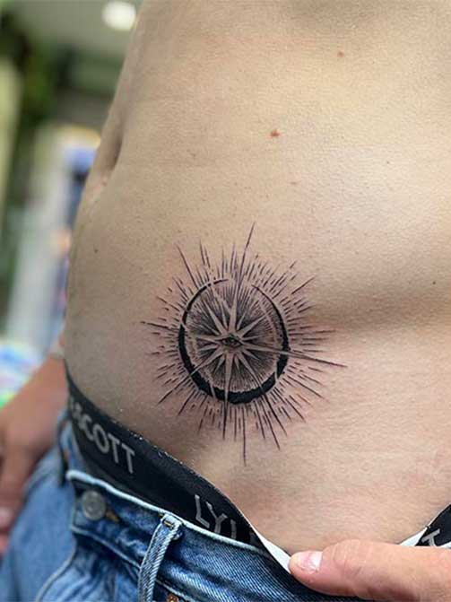 Tatuaje masculinos con significados espirituales o de conexión interior, ojo, sol y luna en la barriga