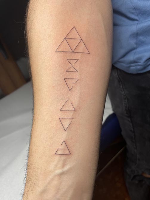 Tatuaje para hombre minimalista con significado, triángulos en el antebrazo