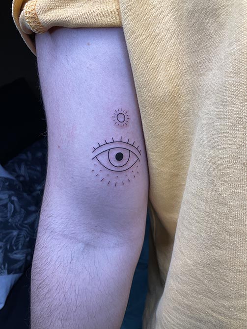 Tatuaje pequeño para hombre de un ojo en el brazo