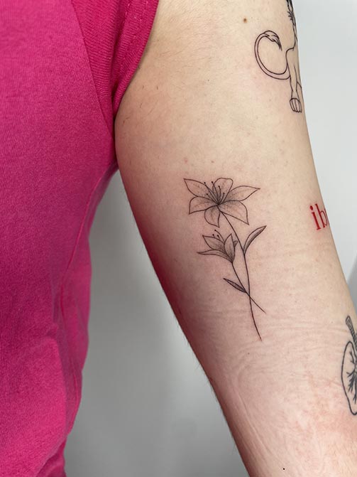 Tatuaje de flores con significado, lirio en el brazo