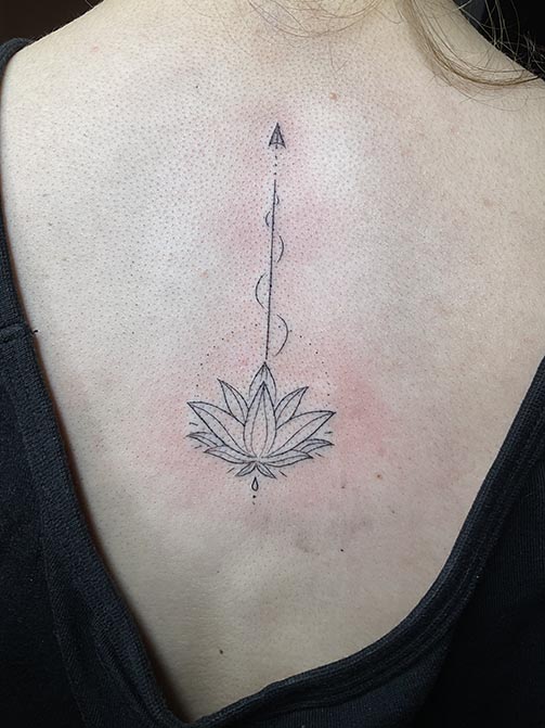 Tatuaje de flores con significado, flor de loto en la espalda