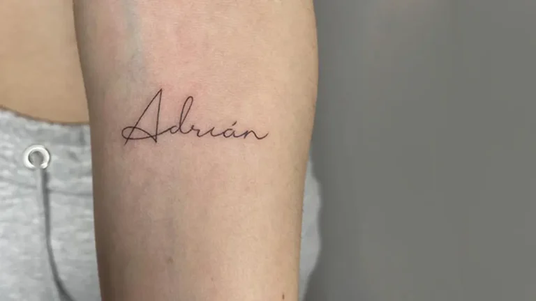 Tatuaje de un nombre en el brazo
