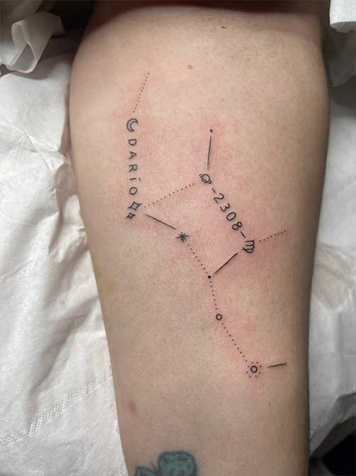 Tatuajes pequeñso para mujer en el brazo de una constelación con nombre y fecha de nacimiento