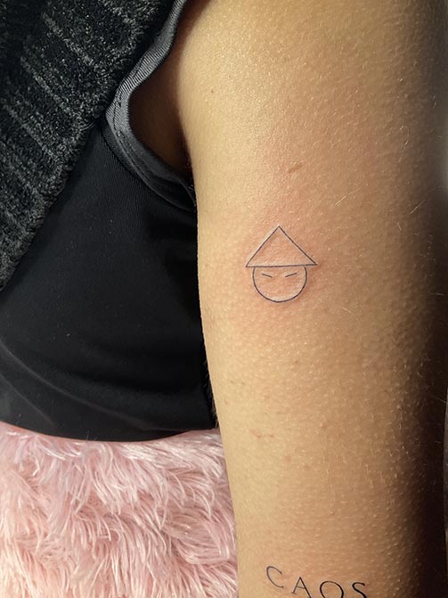 Tatuaje pequeño para mujer en el brazo estilo fineline desilueta china