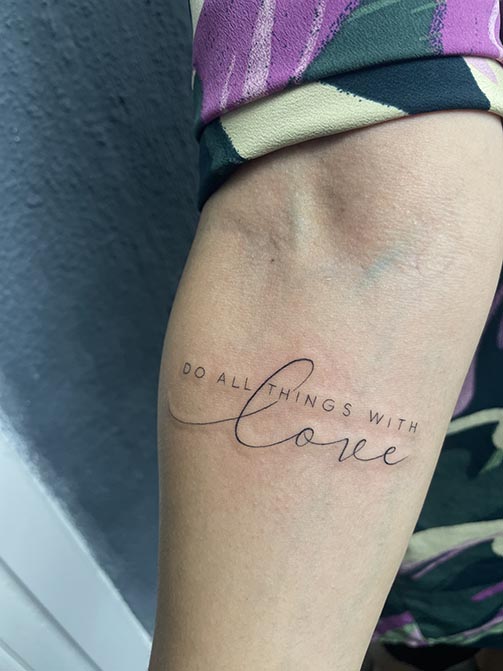 Tatuajes pequeños para mujer en el brazo de una frase en ingles