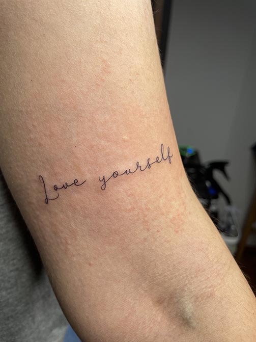Tatuajes pequeños para mujer en el brazo de una frase en ingles