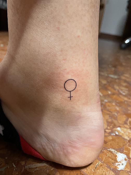 Tatuaje pequeño con significado para mujer  del símbolo femenino en el tobillo